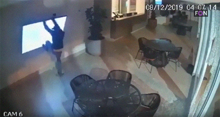 funny-thieves-stealing-tv-fail-7-5df1ff92f3e2a__700